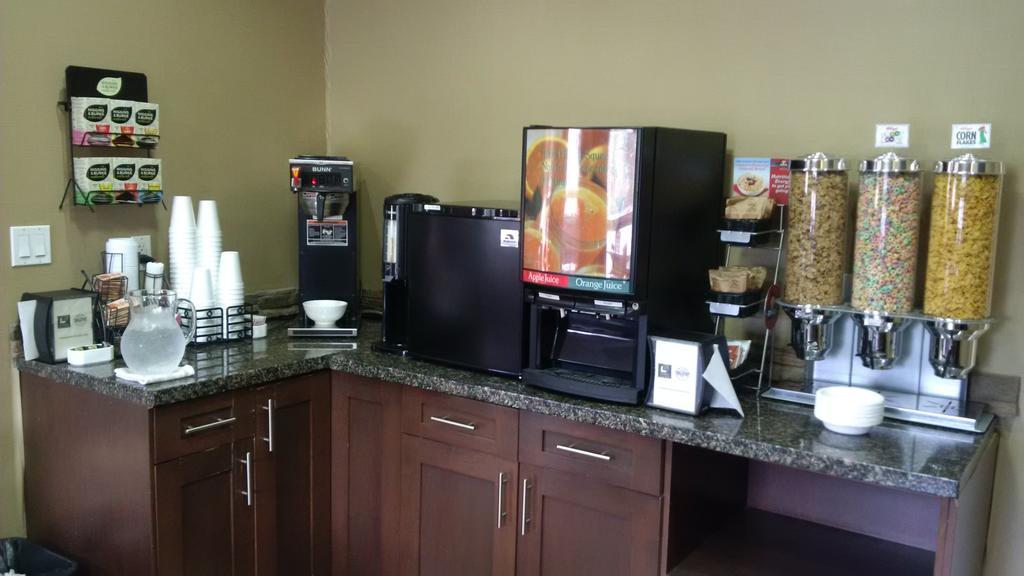 Sigma Inn & Suites Hudson'S Hope Hudson Hope Exteriör bild