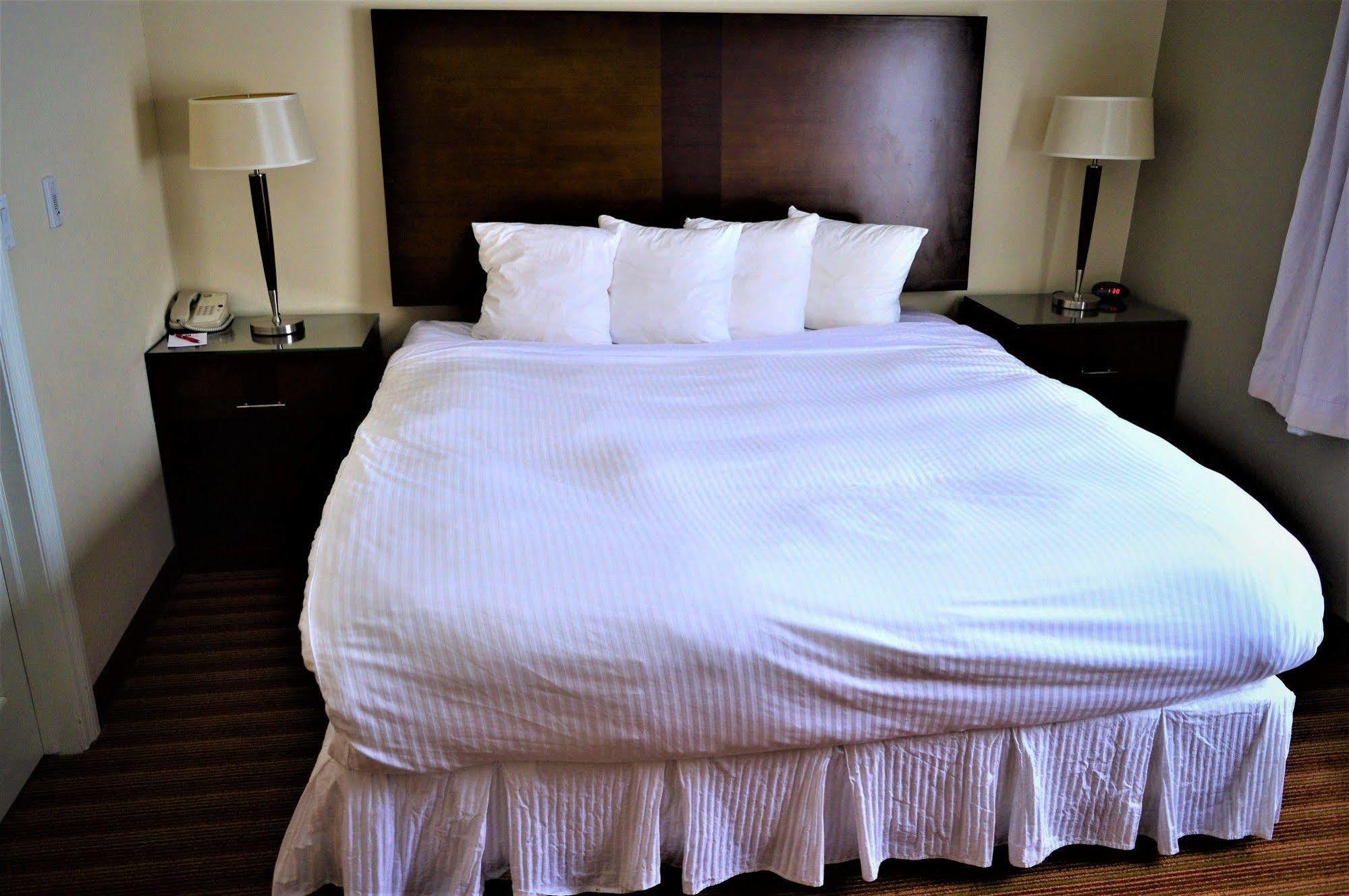 Sigma Inn & Suites Hudson'S Hope Hudson Hope Exteriör bild