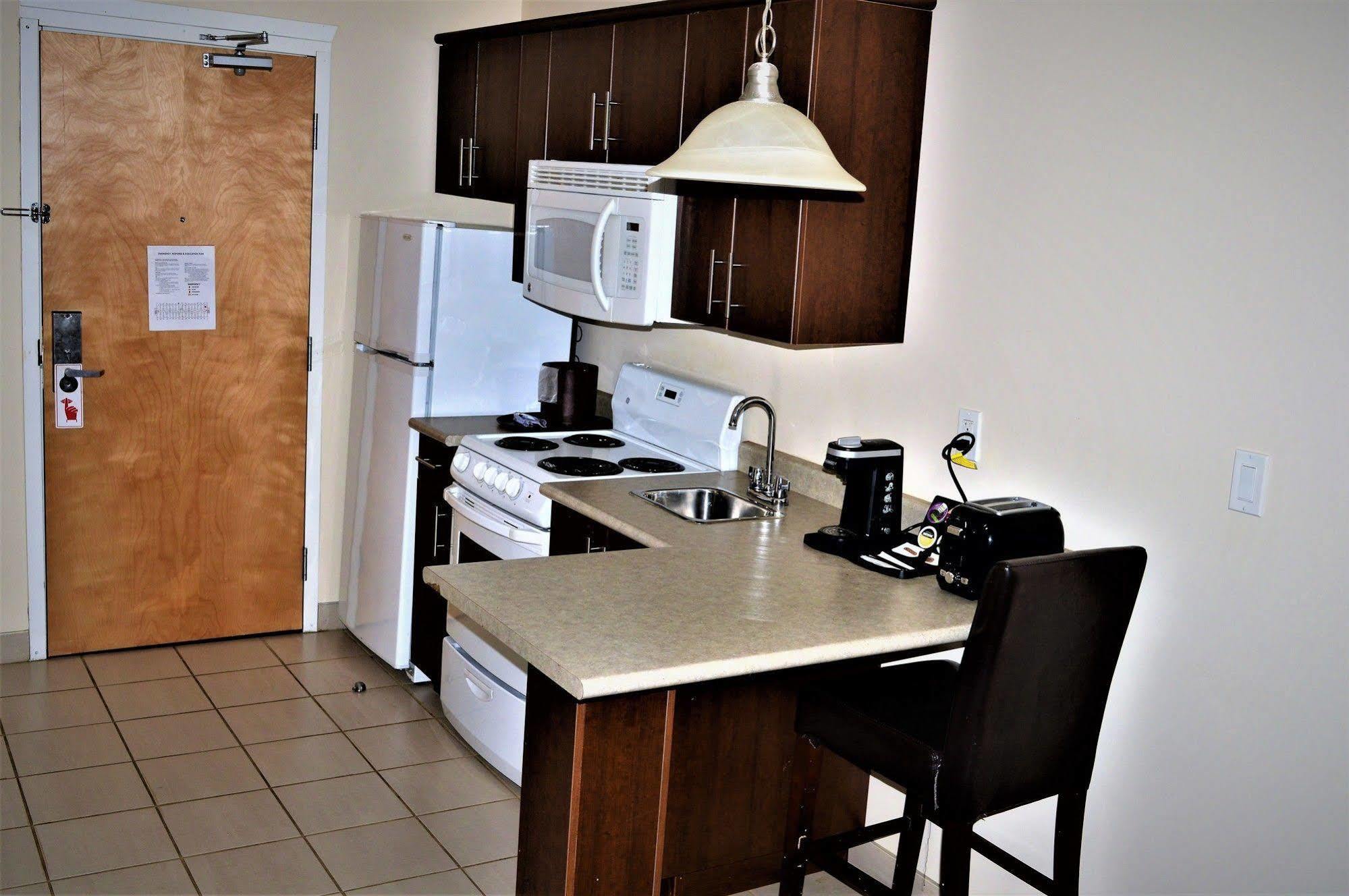 Sigma Inn & Suites Hudson'S Hope Hudson Hope Exteriör bild
