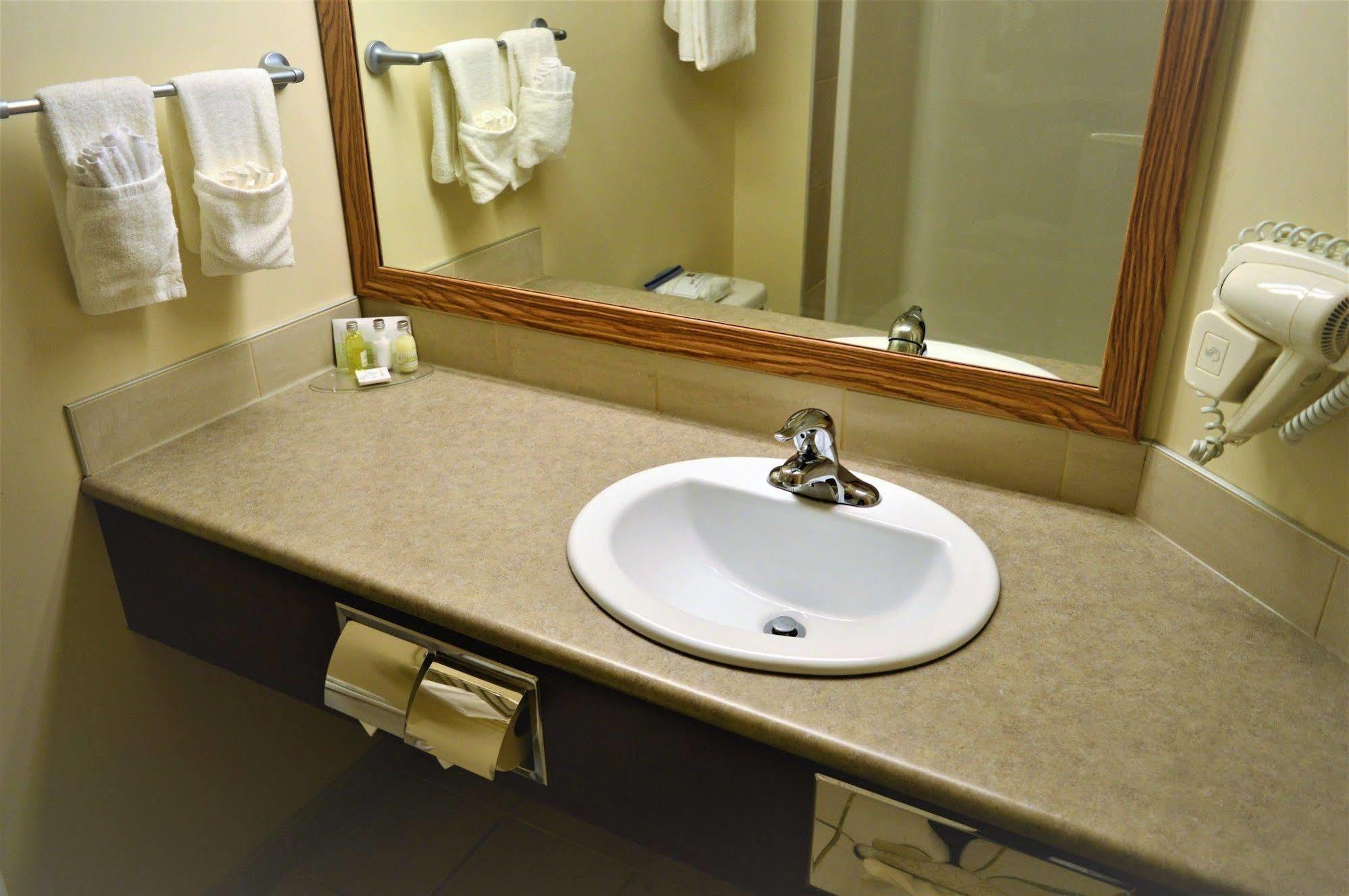 Sigma Inn & Suites Hudson'S Hope Hudson Hope Exteriör bild